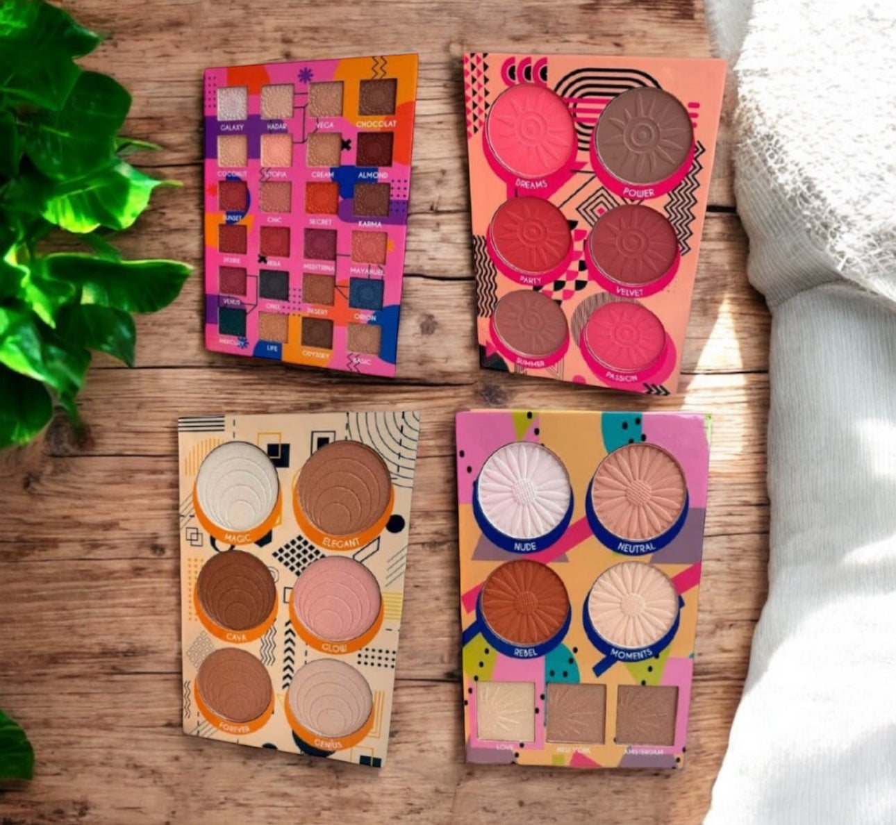 LIVRE DE MAQUILLAGE composé de 43 couleurs. Ombres, fards à joues, surligneurs,