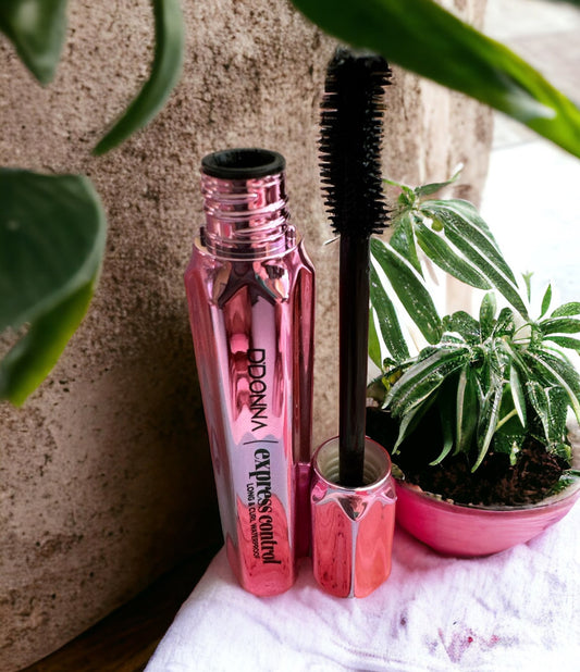 Mascara noir effet faux cils waterproof